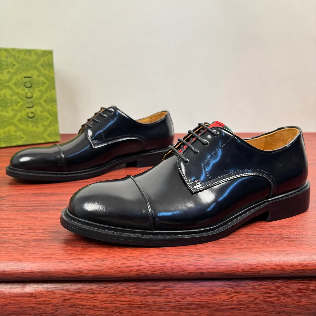 Batch 820 Gucci/Gucci men’s classic lace-up derby shoes! In every season, Gucci's aesthetic perspective reinterprets formal wear designs. This shoe is made of exquisite black leather, showing a simple and classic style! Available in two styles: black glossy leather/black matte cow leather, red and green webbing tongue embellishment, three-joint classic retro style, full calfskin lining, lace-up fixation, 2.5CM rubber soles, leather material. Look at the details. The delicate cowhide and the bright black of the open edge beads show a different light luxury style. European and American last type, excellent on-foot comfort, complete package, versatile style, highly recommended! Size: 39-40-41-42-43-44 leather shoe size (can be customized to 38.45) Item number: 5018-01 Open edge beads
